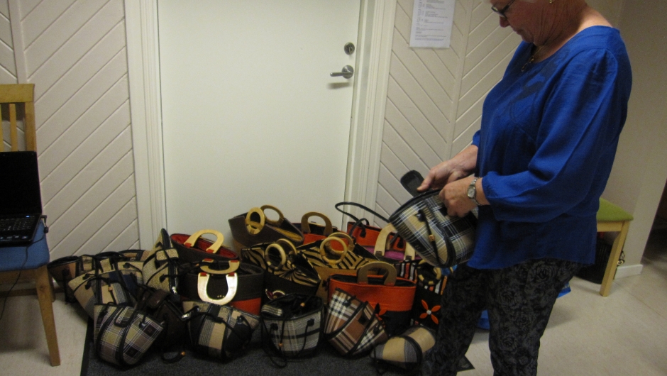 Kari beundrer veskene Kari beundrer veskene