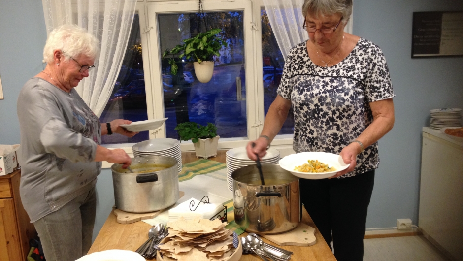 Kari og Sissel servert nydelig grønnsaksuppe Kari og Sissel serverte nydelig grønnsaksuppe