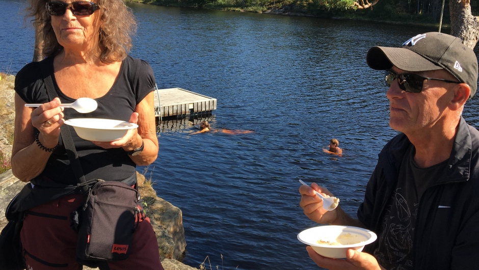 Karin og Arne koste seg med slåttegrøt