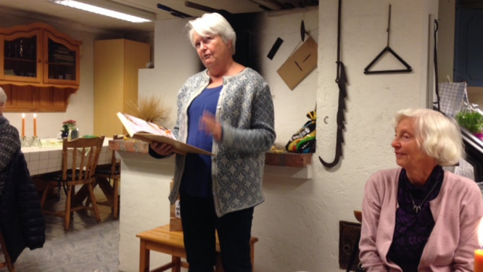 Påtroppende leder Kirsti Lund leste en historie om hvordan bestemor lagde kjøttsuppe til familien.