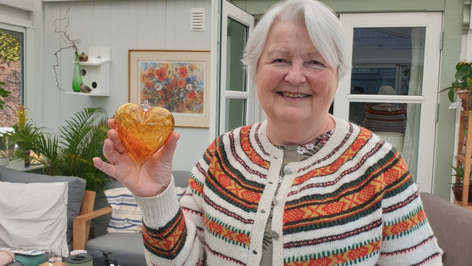Kirsti fikk hjerte blåst av Anne Ka Munkejord, Glasshytta i Vivestad som takk for innsatsen i styret. Årsmøte10/4-21