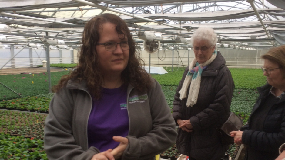 Anne-Kari driver og eier av Kjærnsrød Gartneri forklarer og forteller.