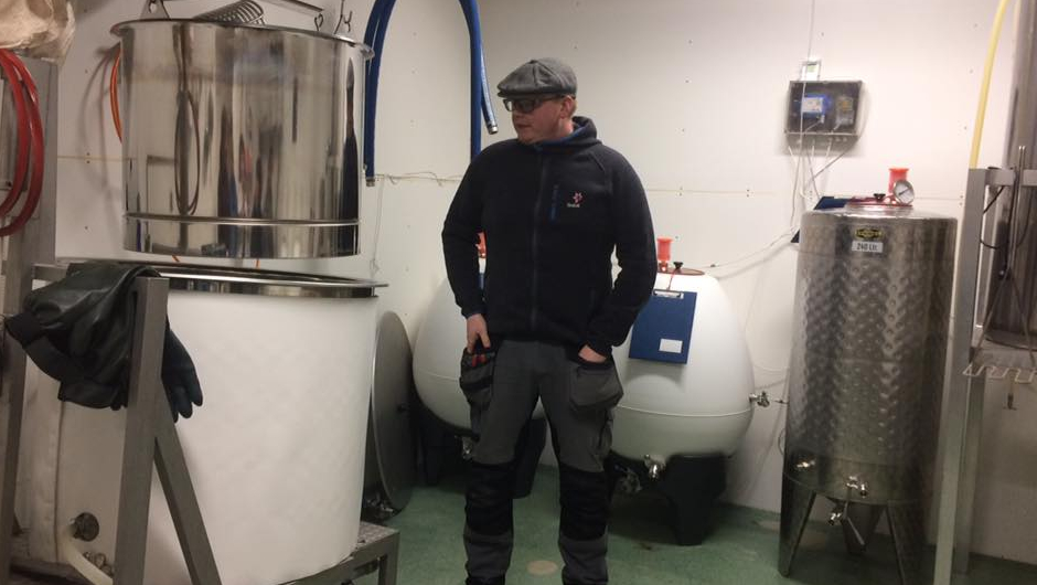 Roar Haukvik inne i produksjonslokalet. Roar Haukvik inne i produksjonslokalet.