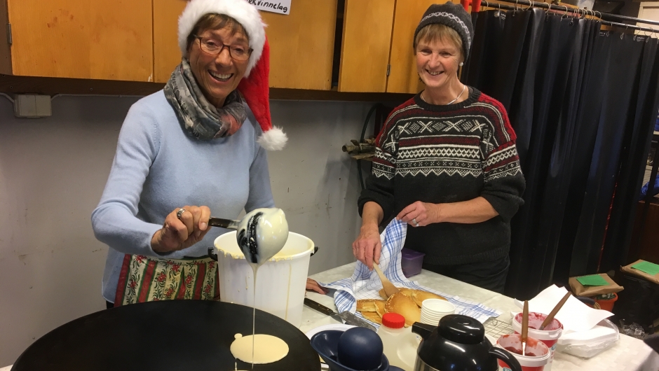 Kjersti og Hilde stekte sveler Kjersti og Hilde stekte sveler
