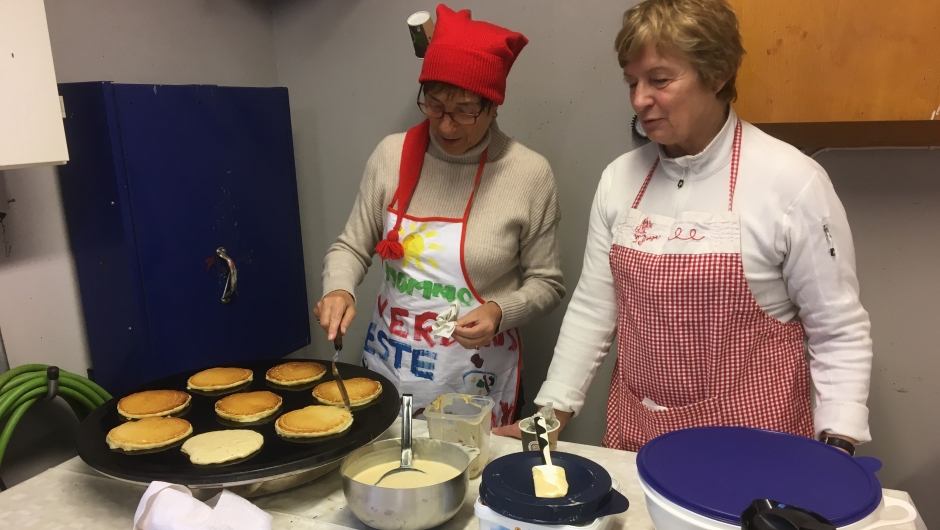 Kjersti og Sigrid stekte sveler Kjersti og Sigrid stekte sveler