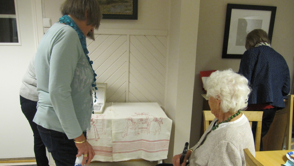 Kjøkkenbroderiene beundres Kjøkkenbroderiene beundres