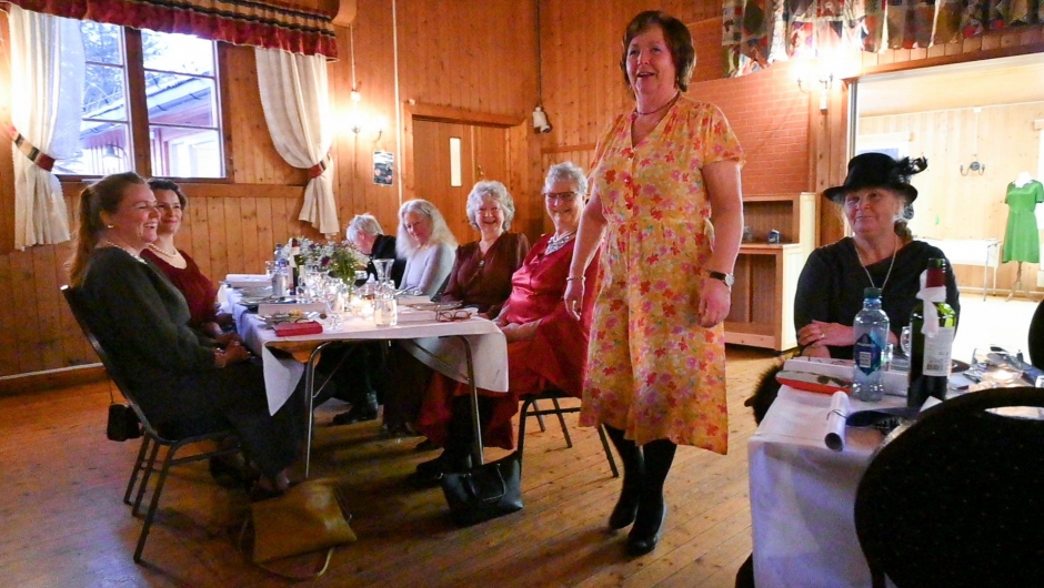 Anne Berit Langeland hadde hentet fram en 70-tallskjole. Foto: Boel Kristin Støvern 70-tallskjole
