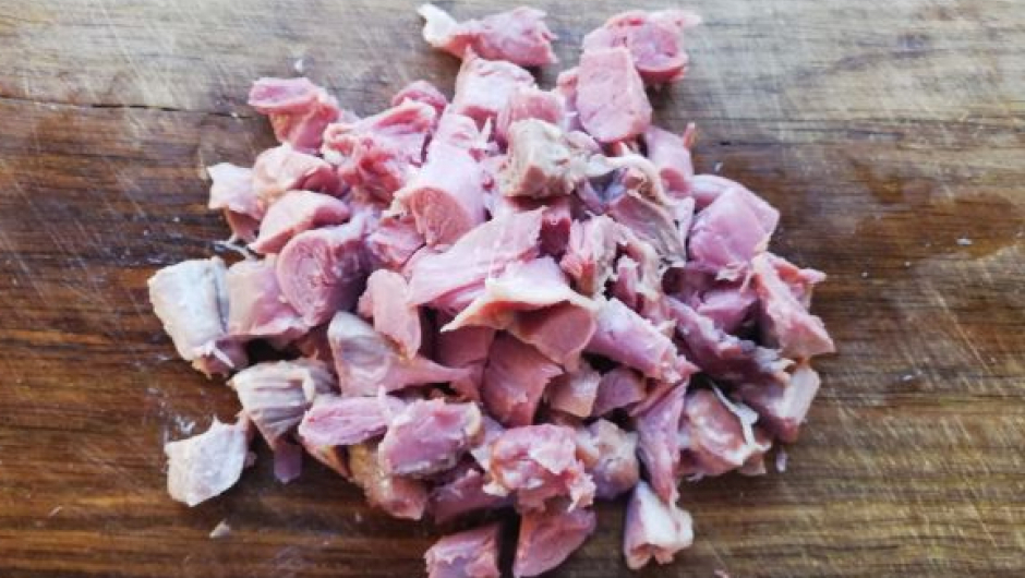 Kjøttet renses og deles i små biter, has i suppen Kjøttes renses og deles i små biter, has i suppen