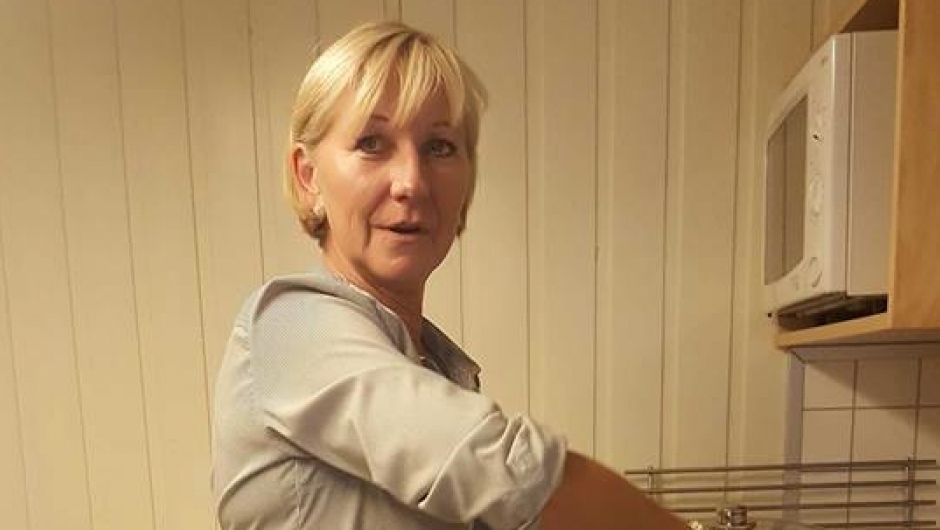 Elin rører i grytene så maten blir varm og god.