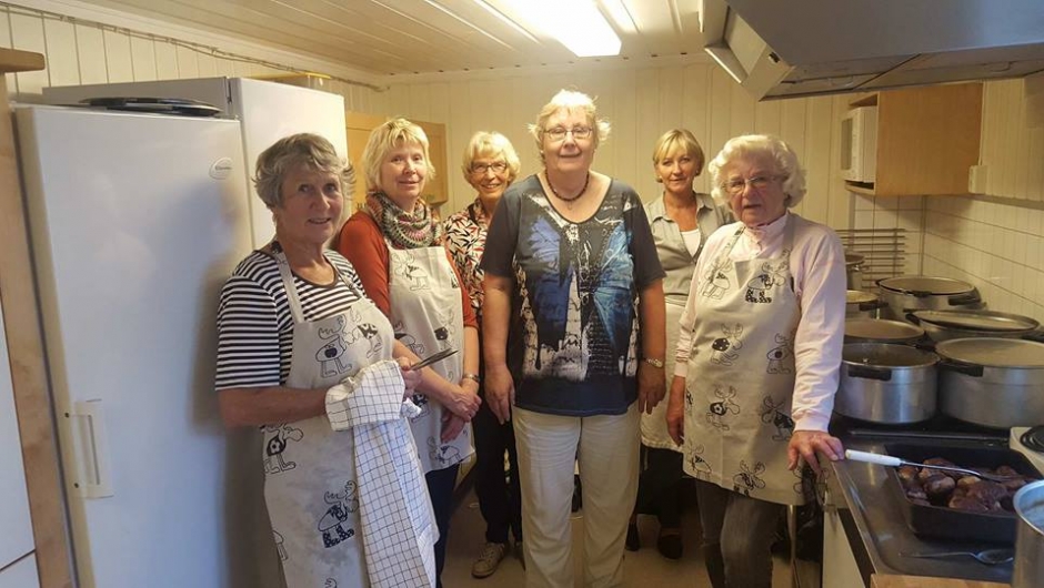 Flere kjøkkendamer: Eva, Mette, Ellen, Liv, Elin og Solveig