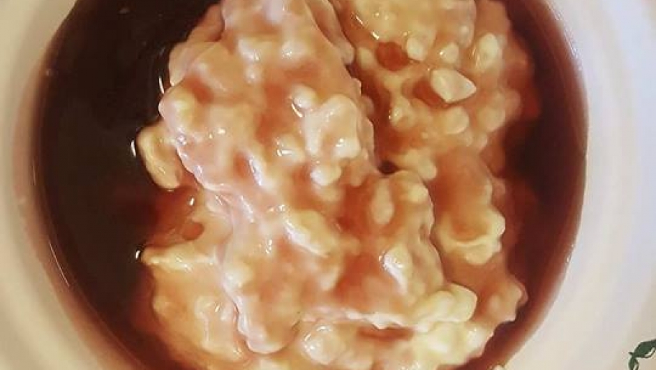 Deilig Riskrem med rødsaus