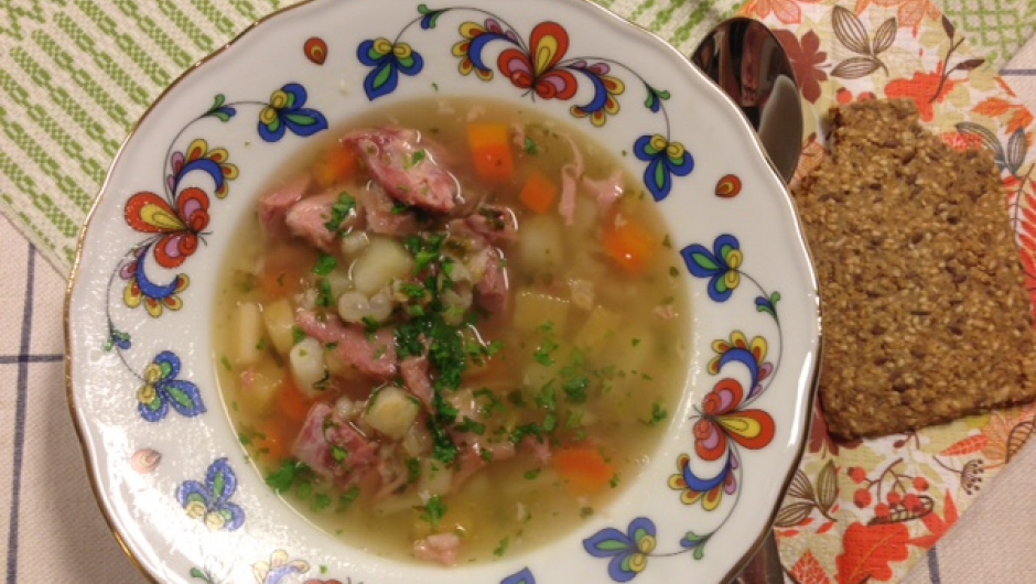 Det ble servert nydelig kjøttsuppe med byggkorn og byggknekkebrød