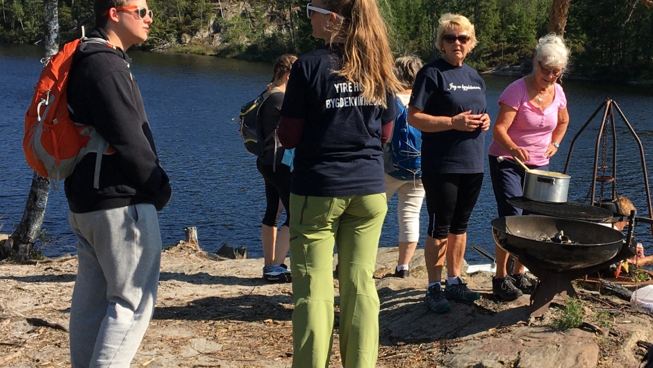 Anne og Inger Synnøve klargjør maten