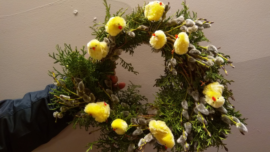 Halmkrans med tuja, gåsunger og kyllinger Halmkrans med tuja, gåsunger og kyllinger