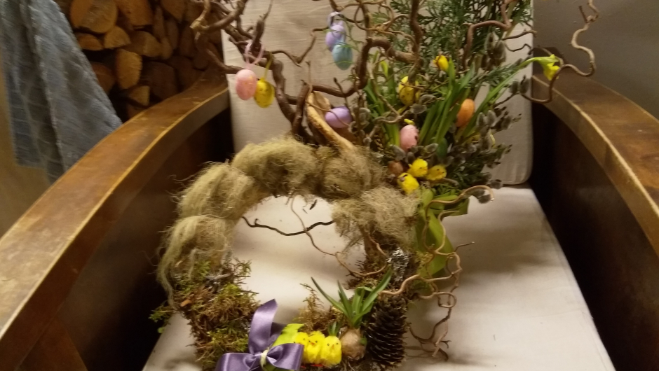 Mosekrans og dekorasjon med vrihassel Mosekrans og dekorasjon med vrihassel