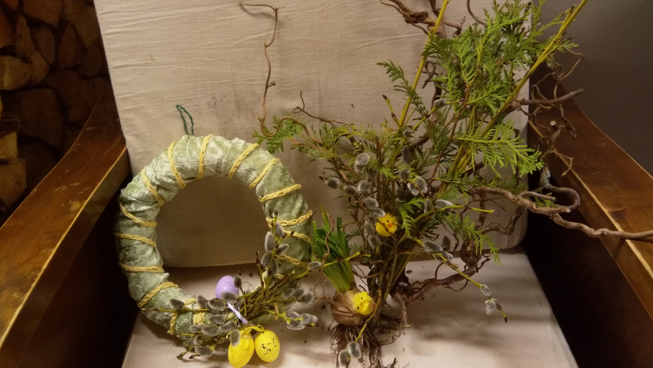 Halmkrans med nervøs fløyel og bukett med vrihassel, tuja, kornell og gåsunger Halmkrans med nervøs fløyel og bukett med vrihassel, tuja, kornell og gåsunger.