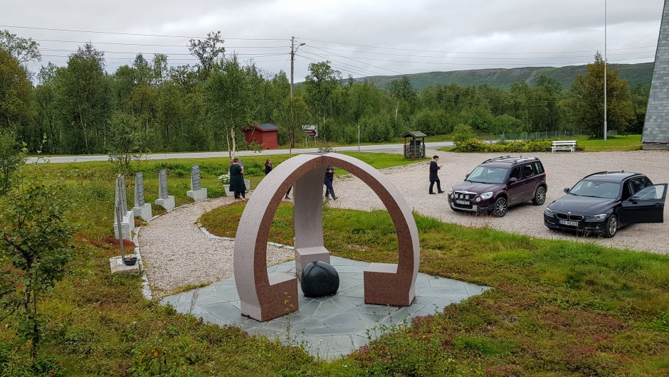 Krigsminne statuen som er satt opp ved Tana kirke Krigsminne statuen som er satt opp ved Tana kirke