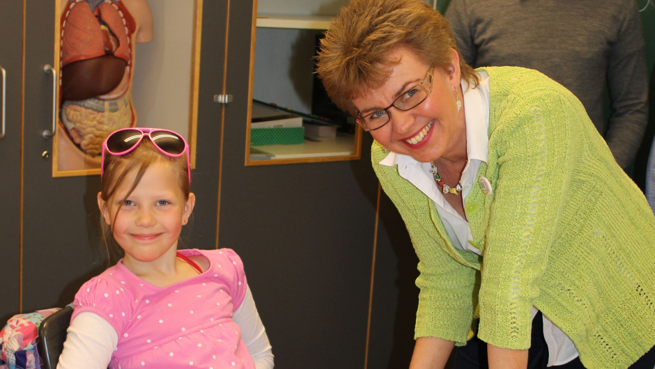 Kristine får servert mat av tidligere leder i NBK Katrine Kleveland