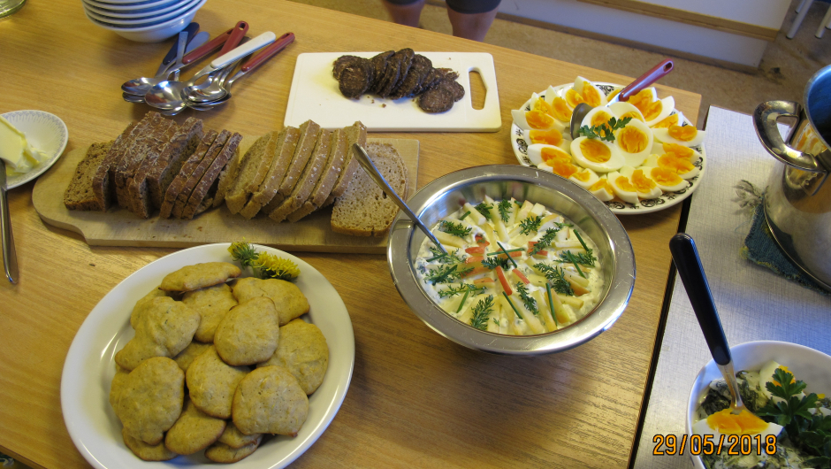 Kjeks med løvetannblomster og ryllikrømme med div tilbehør Kjeks med løvetannblomster og ryllikrømme