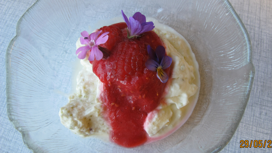 Sylta kvann med krem og bringebærsaus til dessert Sylta kvann med krem og bringebærsaus.