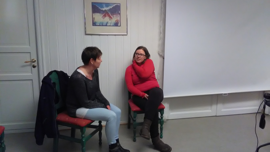 Anette Liseter og Siv Rønsåsbjørg i rollespill om verving. Foto: Line Klausen