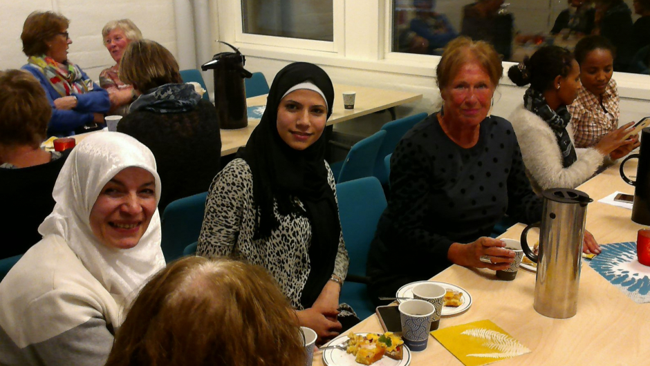 Velvilje bygger bro Bare blide fjes