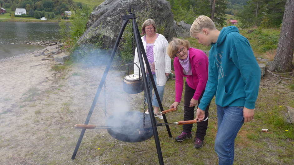 Sommartur med bærplukking, laging av syltetøy, vaflar frå bål...