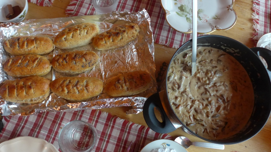 Else kom med deileg soppstuing og rundstykke til lunch. Else kom med deileg soppstuing og ferske rundstykke.