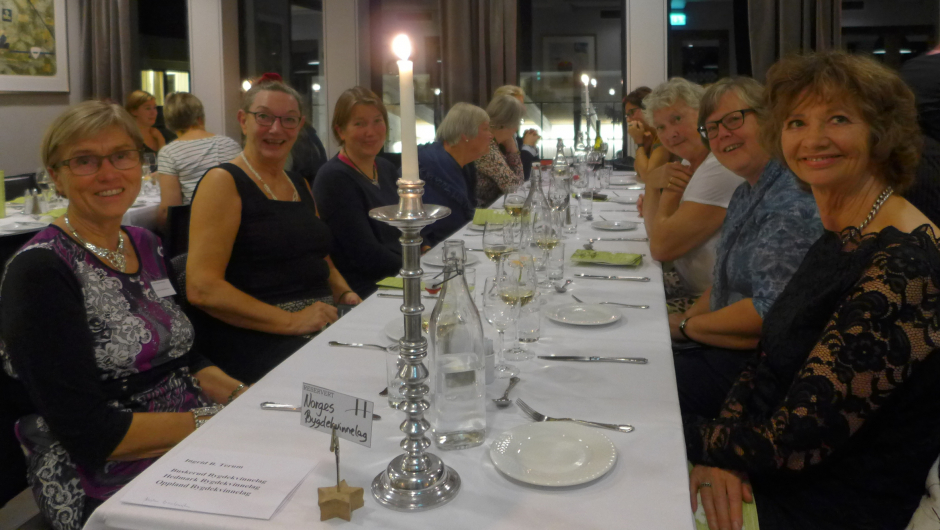 Damer frå BBK styret. Hyggeleg sosialt samvær-
