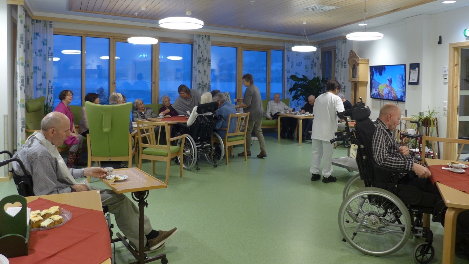 Her er det mange som kosar seg med kaffi og gode kaku. Her er det mange som kosar seg med kaffi og gode kaku.