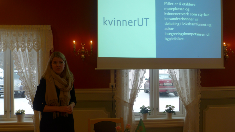 Gunn Jorunn Sørum. Nettsider og sosiale media som informasjonskanaler. + KvinnerUT Gunn Jorunn Sørum. Nettsider/ sosiale medier som informasjonskanaler.