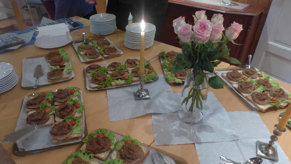 God lunch. Her vart det også kakebord med kaffi.