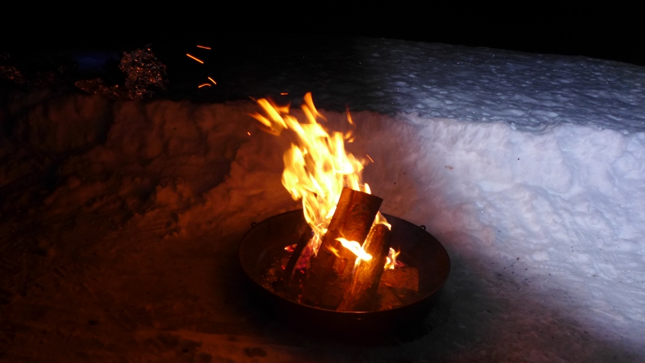 Stemning ved bålet.