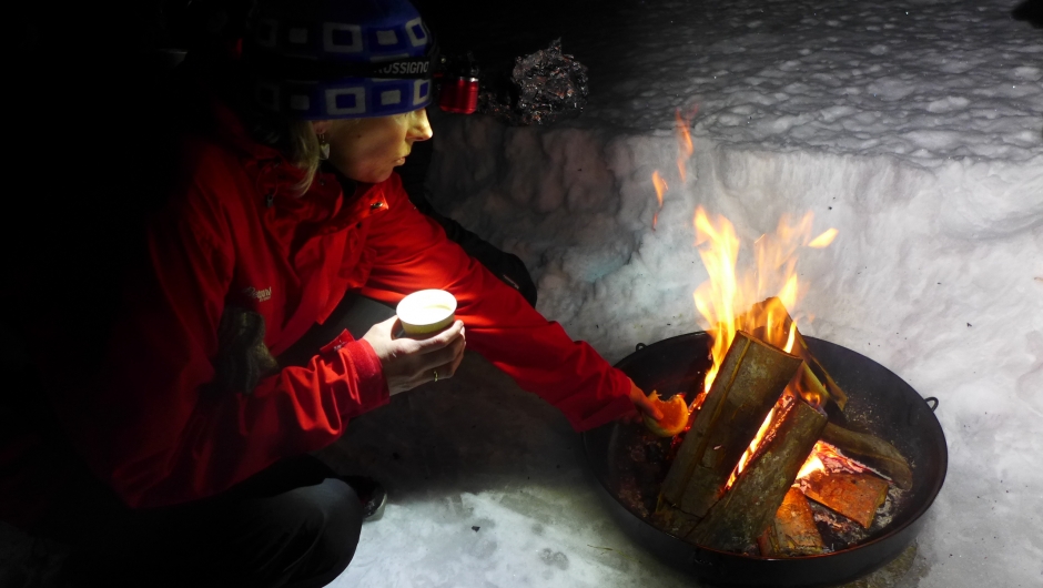 Triveleg ved bålet.