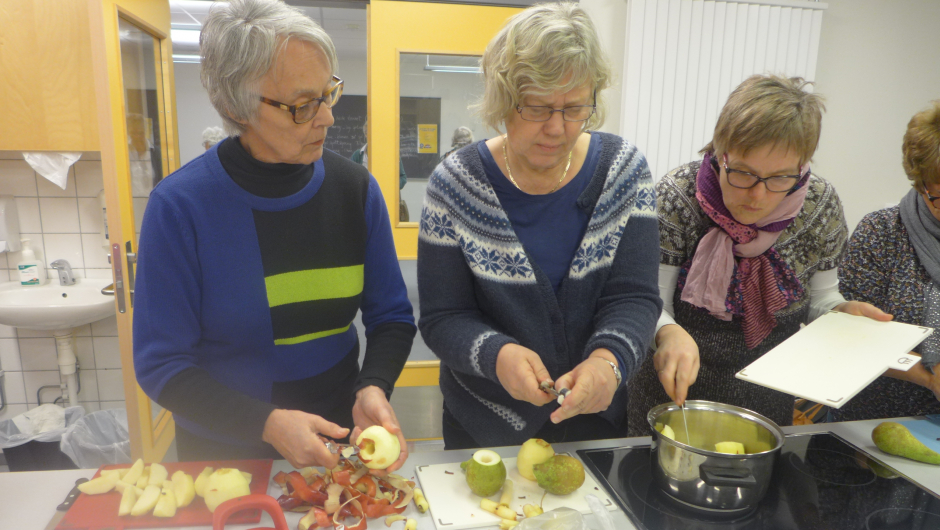 Ivrige bygdekvinner lagar "tilslørte bygdekvinner".