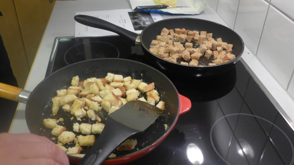 Spar på brødrester og lag krutongar, også brødsmuler til dei" tilslørte bygdekvinnene"!