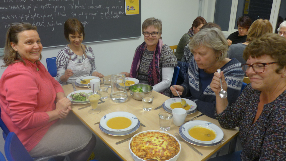 God suppe, pai og salat. Desserten ventar!