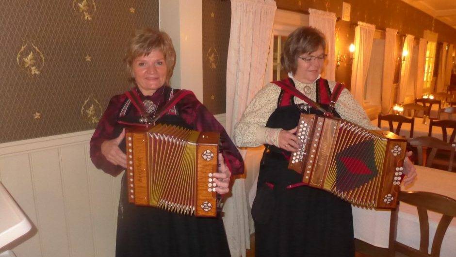 Randi og Torhild. TUSEN TAKK for flott spel!