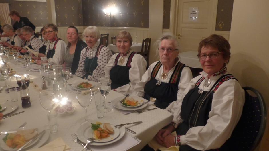 Frå h.: Leiar i laget, Ingunn, Æresmedlem Anne, BBK representant Inger Margrethe og Kvekdens kåsør Maria.