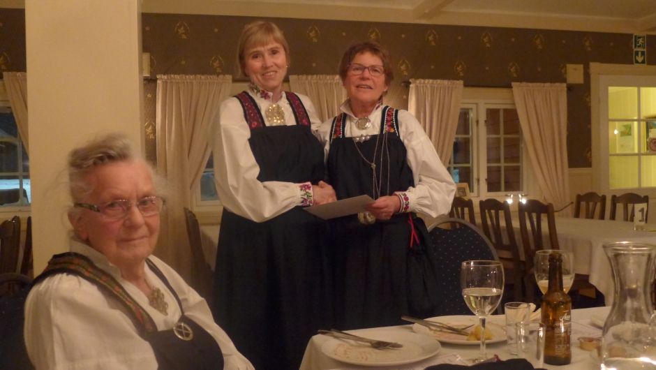 Helsing frå BBK v Inger Margrethe til leiar Ingunn. Anne Nedremyr foran.