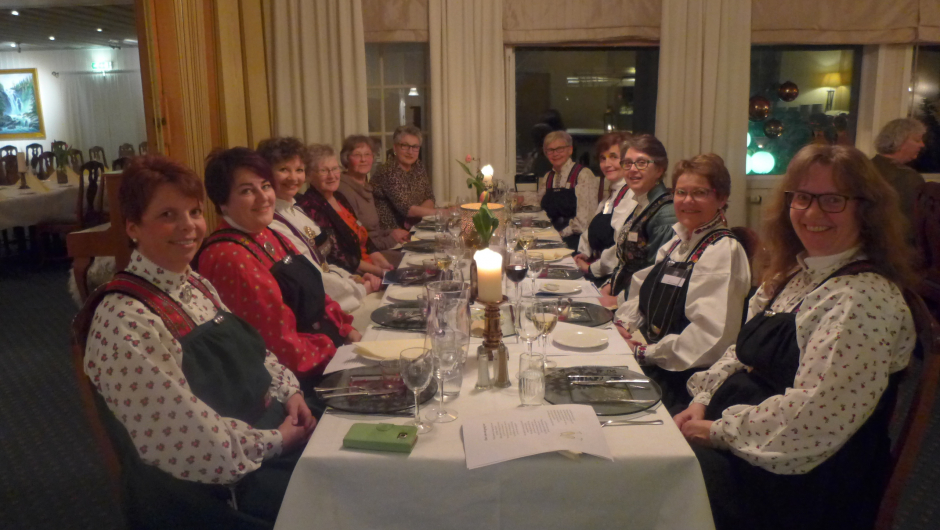 Festkledde bygdekvinner.