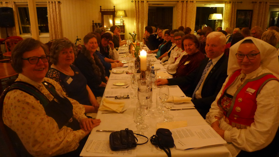 I forgrunn: Sonerepresentant Kristin, Leiar Sølvi og Ordførar Oddvar.