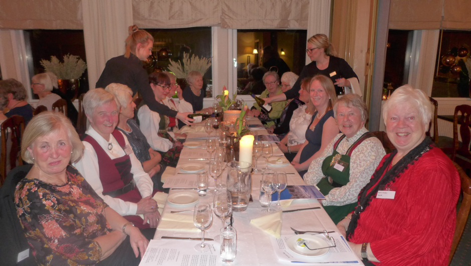 Festglade bygdekvinner.