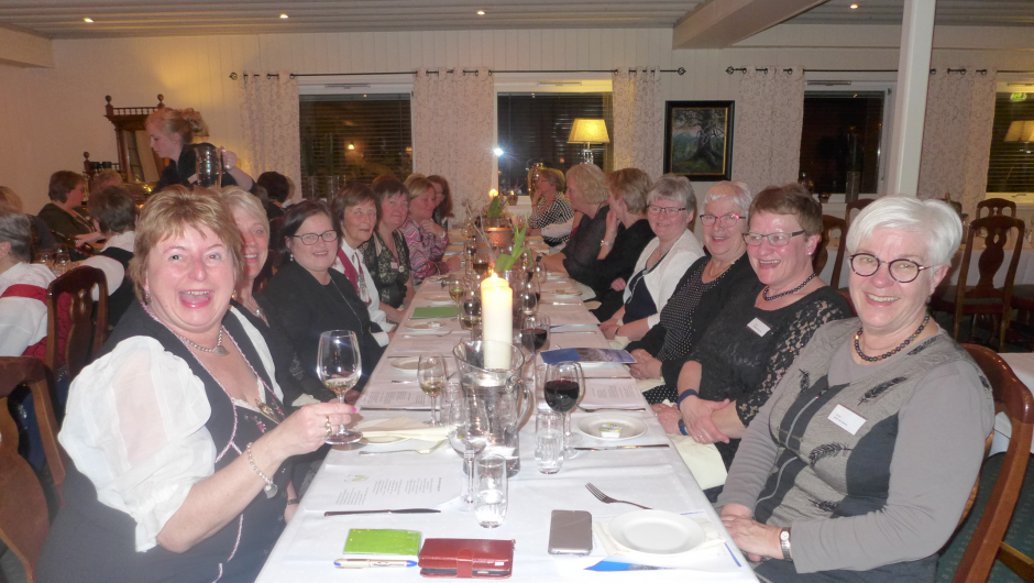 Ein munter gjeng, bygdekvinner på sitt beste!