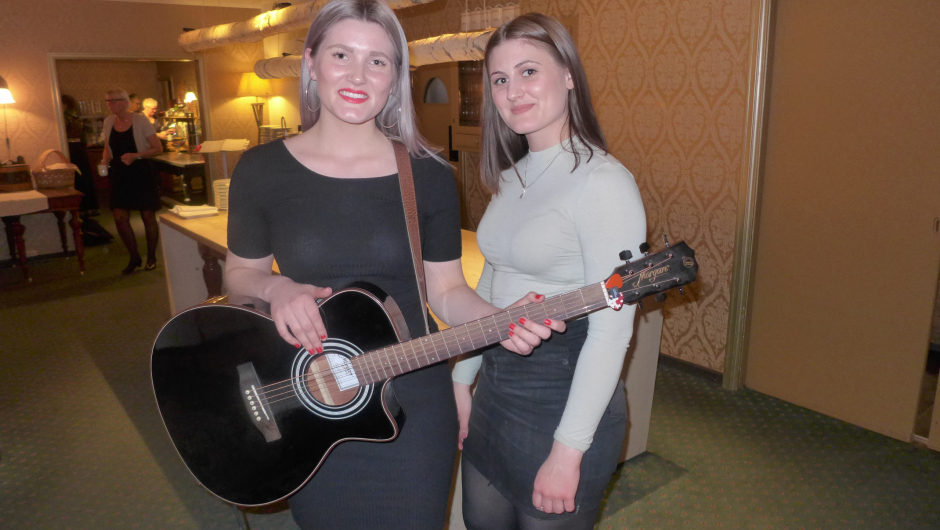 Sang og gitarspel ved Sigrid Elise, teknisk assistent var Astrid Marie