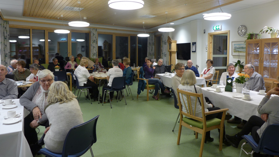 Ein god prat rundt kaffibordtet.