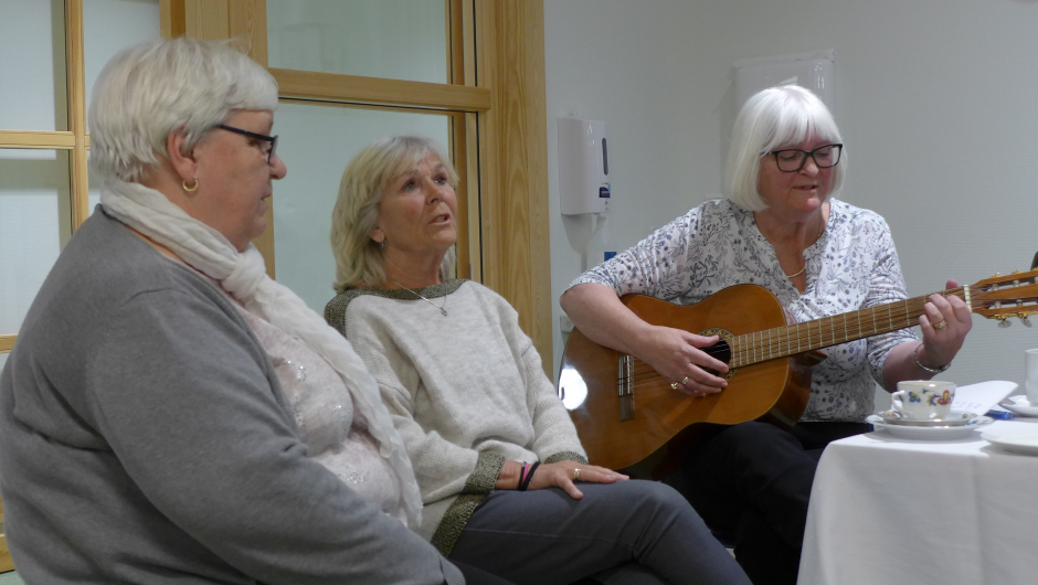 Søstrene sisters med flott sang.