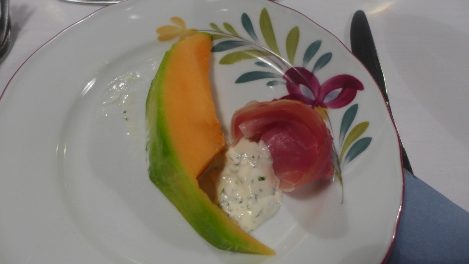 Forrett, spekeskinke og melon.