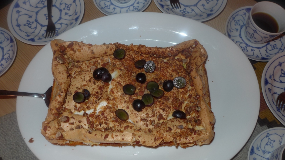 Det smakte godt med ein kaffikopp og Kvæfjord kake!