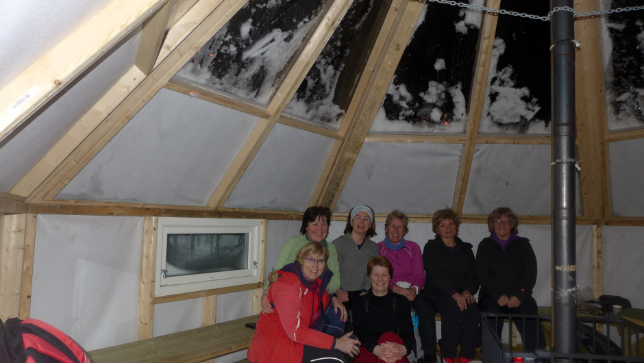 Inne er det lunt og godt. Bygdekvinner har det flott.